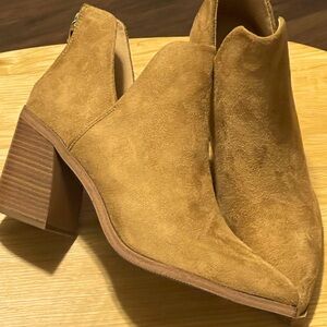 Boutique ankle booties New never worn. Size 10